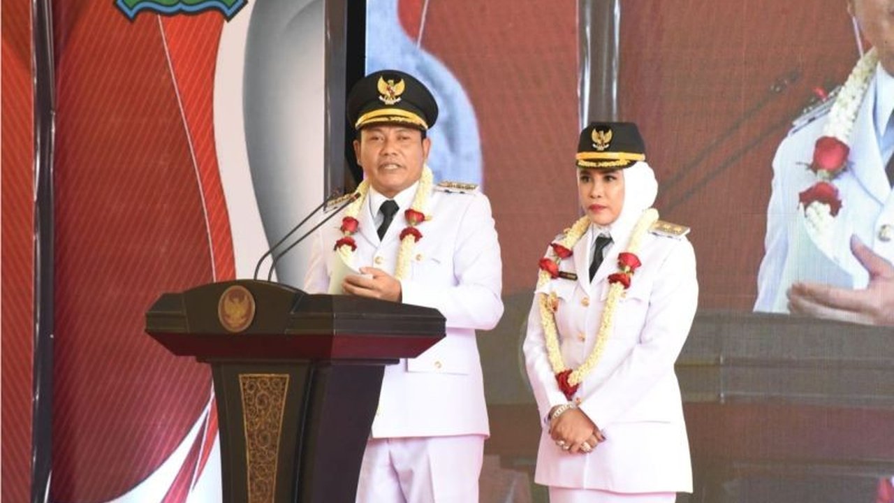 Bupati dan Wakil Bupati Sidoarjo, Subandi dan Mimik Idayana, fokus pada peningkatan kesejahteraan masyarakat melalui berbagai program unggulan dalam 100 hari pertama pemerintahan mereka.