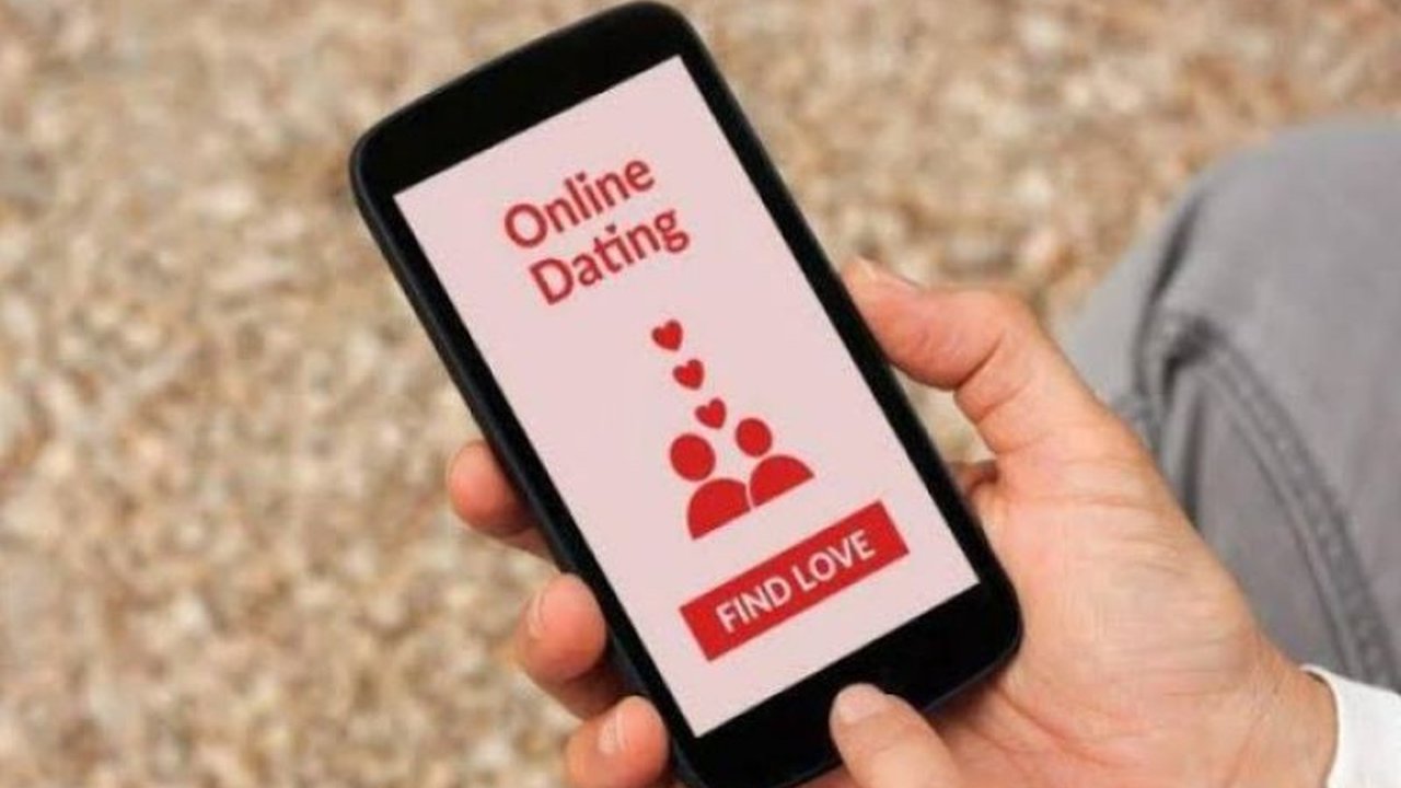 Seorang pria di Jakarta Utara diperas Rp3,6 juta oleh sekelompok orang setelah berkenalan melalui aplikasi kencan online; pelaku menggunakan modus shareloc Google Maps untuk menjebak korban.