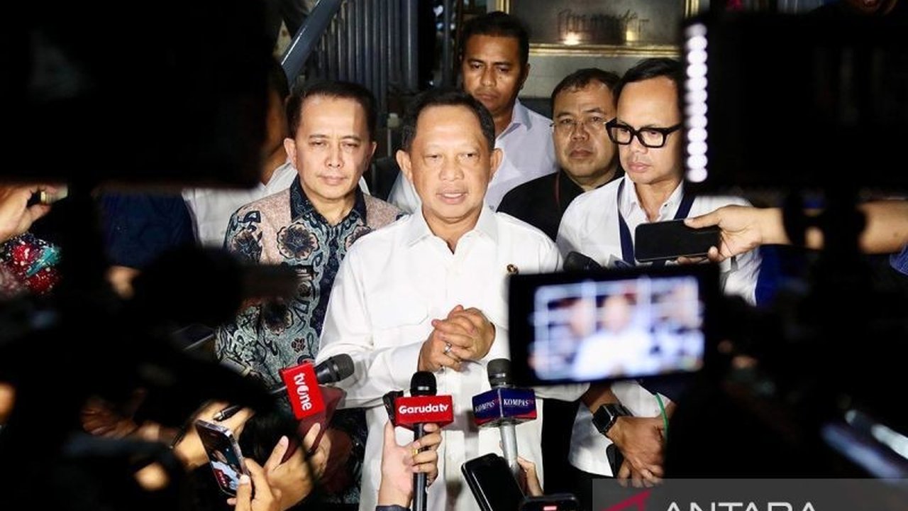 Kementerian Dalam Negeri (Kemdagri) mengeluarkan Surat Edaran (SE) untuk meminta pemerintah daerah (pemda) se-Indonesia mendukung kelancaran arus mudik Lebaran 2025, mencakup persiapan infrastruktur, mitigasi bencana, dan peningkatan layanan publik.