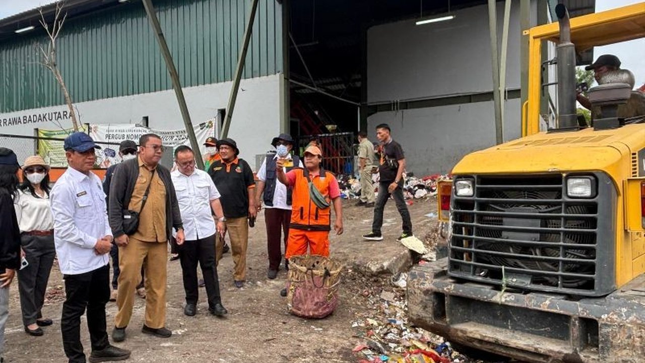 Menteri Lingkungan Hidup meminta Pemkot Jakarta Utara memperbaiki pengelolaan TPS3R Rawa Badak setelah menerima keluhan warga terkait penumpukan sampah dan kondisi lingkungan yang kumuh.