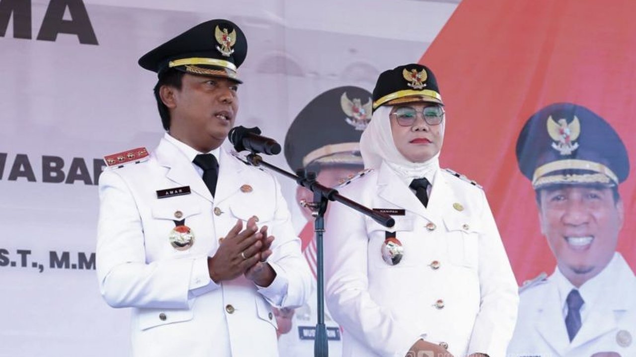 Bupati Sumbawa Barat, Amar Nurimansyah, meluncurkan program 100 hari kerja yang berfokus pada peningkatan pelayanan masyarakat melalui Kartu Maju Luar Biasa.