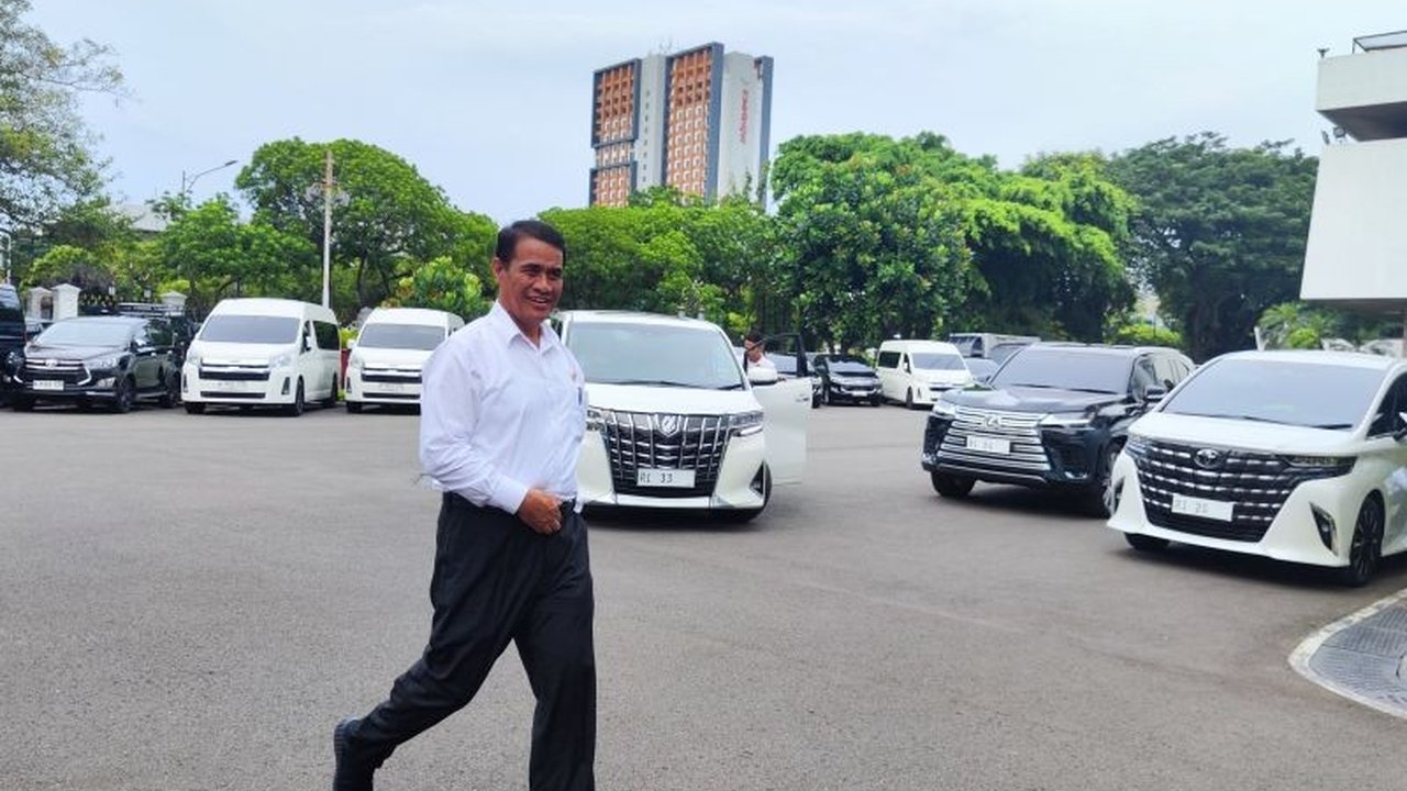 Presiden Prabowo Subianto mengumpulkan menteri terkait untuk membahas stabilisasi harga pangan, khususnya cabai, menjelang Ramadhan dan Idul Fitri 2025 di Istana Kepresidenan Jakarta.