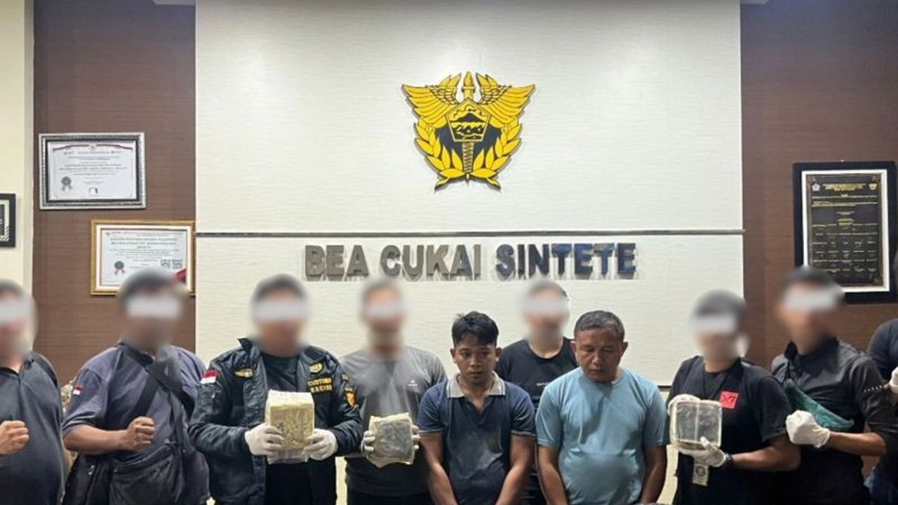 10 kilogram sabu berhasil digagalkan penyelundupannya oleh Bea Cukai Sintete dan BNNP Kalbar di perbatasan Sambas, Kalimantan Barat, dengan modus penyamaran dalam kemasan beras.