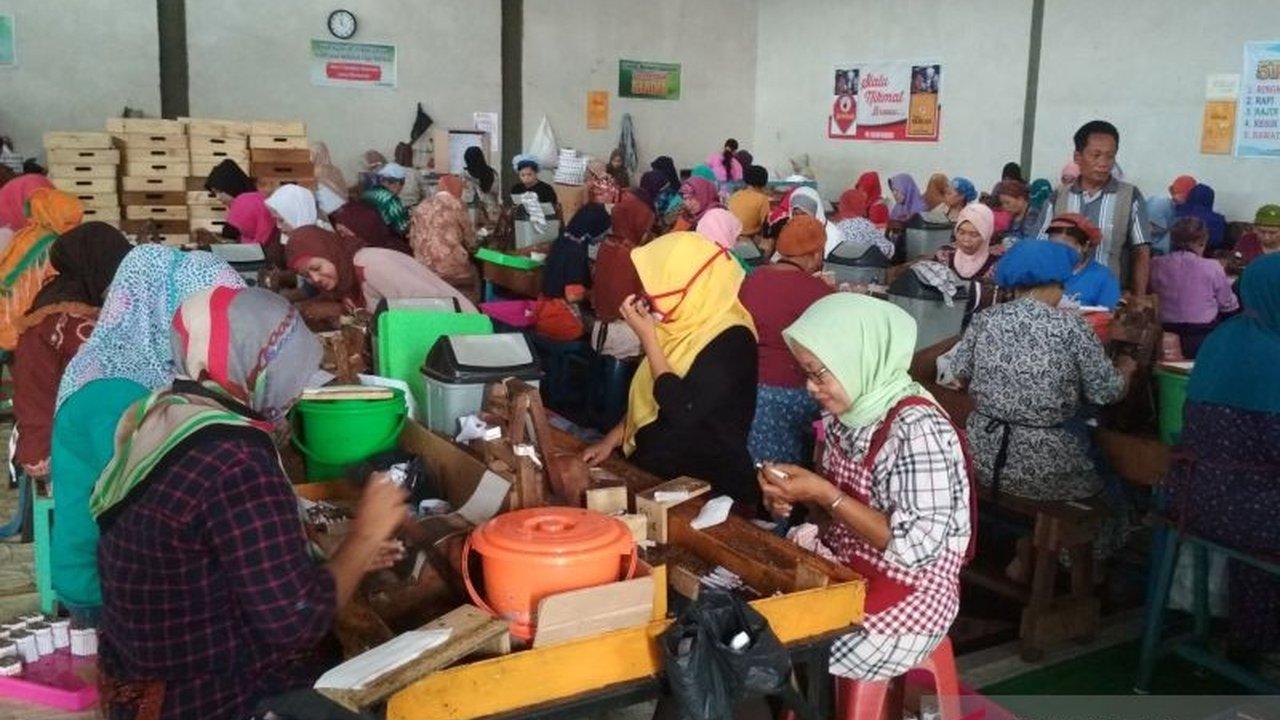 Tim pemantau UMK Kudus menemukan dua perusahaan yang belum patuh terhadap UMK 2025 dan terancam sanksi pidana berdasarkan UU Ketenagakerjaan.