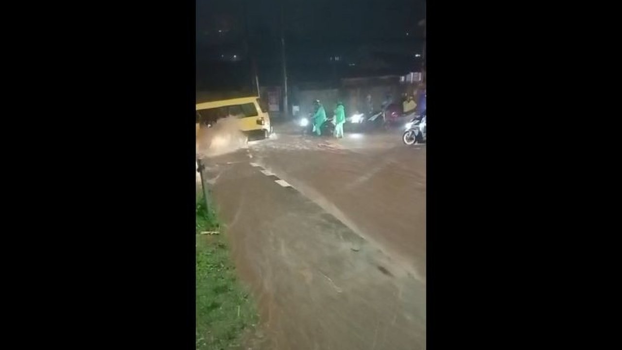 Banjir bandang menerjang Puncak Bogor, mengakibatkan satu korban hilang dan ratusan rumah terendam; BPBD Jabar dan Bogor masih melakukan pencarian.