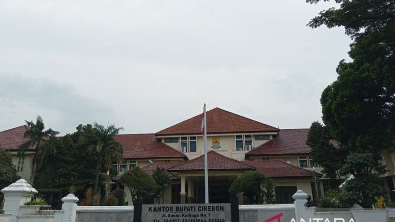 Pemerintah Kabupaten Cirebon percepat merger Bank Kredit Cirebon (BKC) dan Bank Cirebon Jabar (BCJ) untuk meningkatkan daya saing dan memenuhi regulasi, ditargetkan selesai pada tahun 2027.