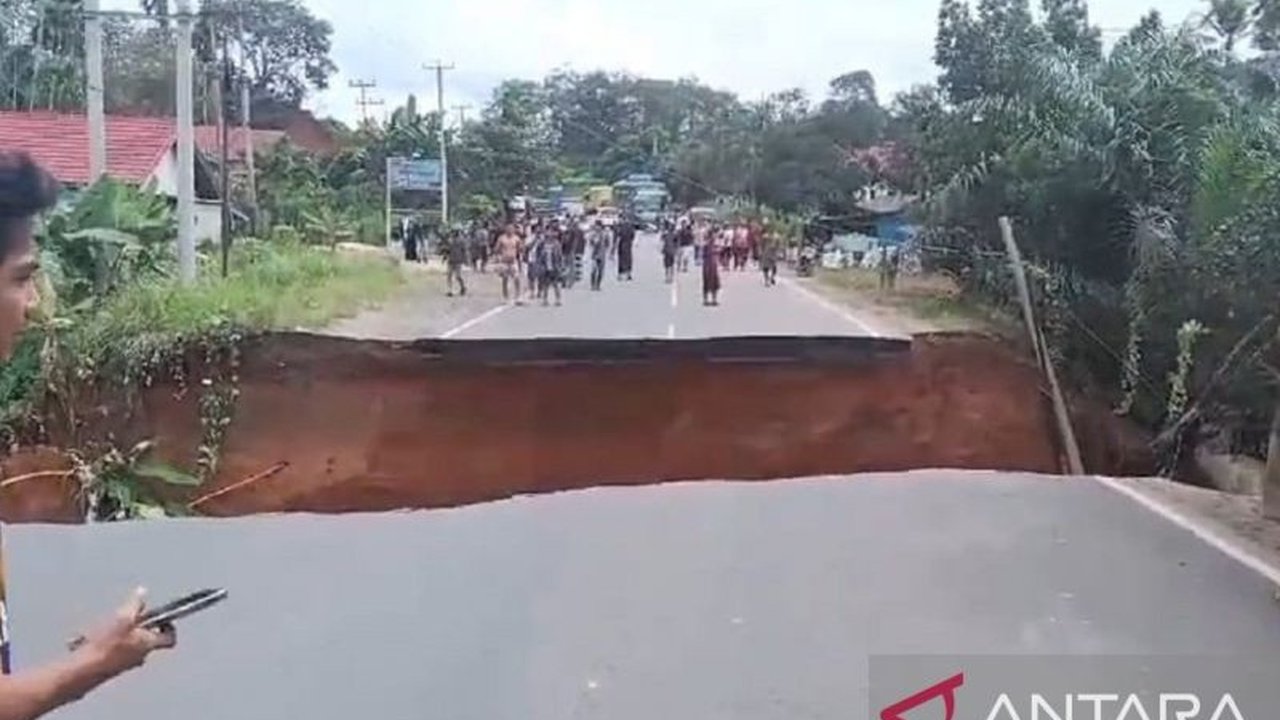 Gubernur Jambi Al Haris segera memperbaiki jalan alternatif Padang Lamo sebagai pengganti jalan lintas tengah Sumatera yang putus akibat banjir, untuk menjamin kelancaran akses masyarakat jelang mudik Lebaran.