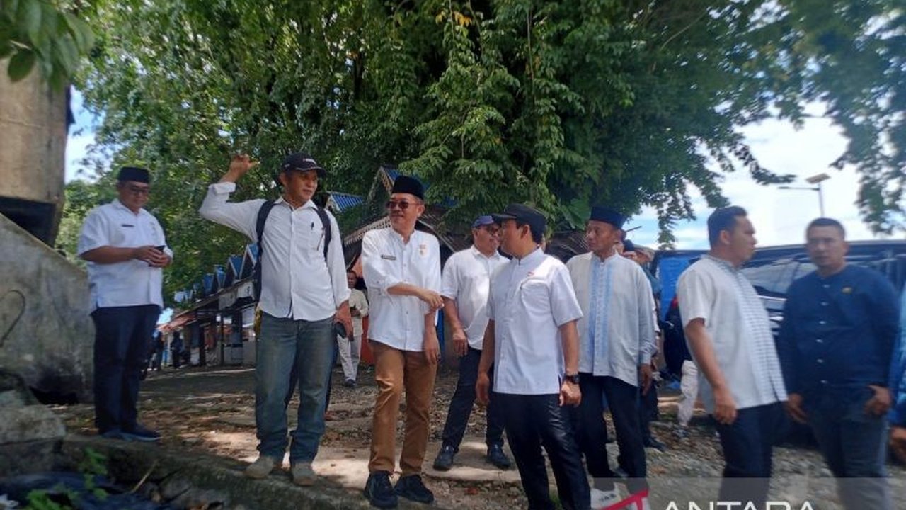 Pemkot Bengkulu akan revitalisasi Pasar Barukoto I dan II dalam 100 hari ke depan, mengubahnya menjadi pusat kuliner dan pakaian dengan pemandangan Benteng Marlborough.