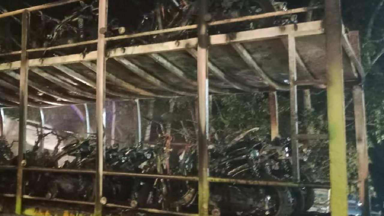 Truk Bermuatan 64 Motor Ludes Terbakar di Labusel, Kerugian Ditaksir Rp2 Miliar