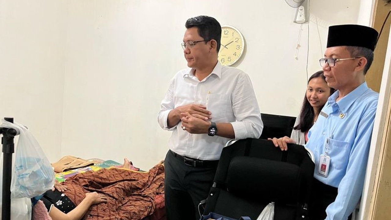 Pemerintah Kabupaten Sleman memberikan bantuan kursi roda 4in1 dan sembako kepada Alit Kurtiasih, penderita kanker payudara di Ngaglik, Sleman, sebagai bentuk kepedulian melalui program Jaring Pengaman Sosial (JPS).