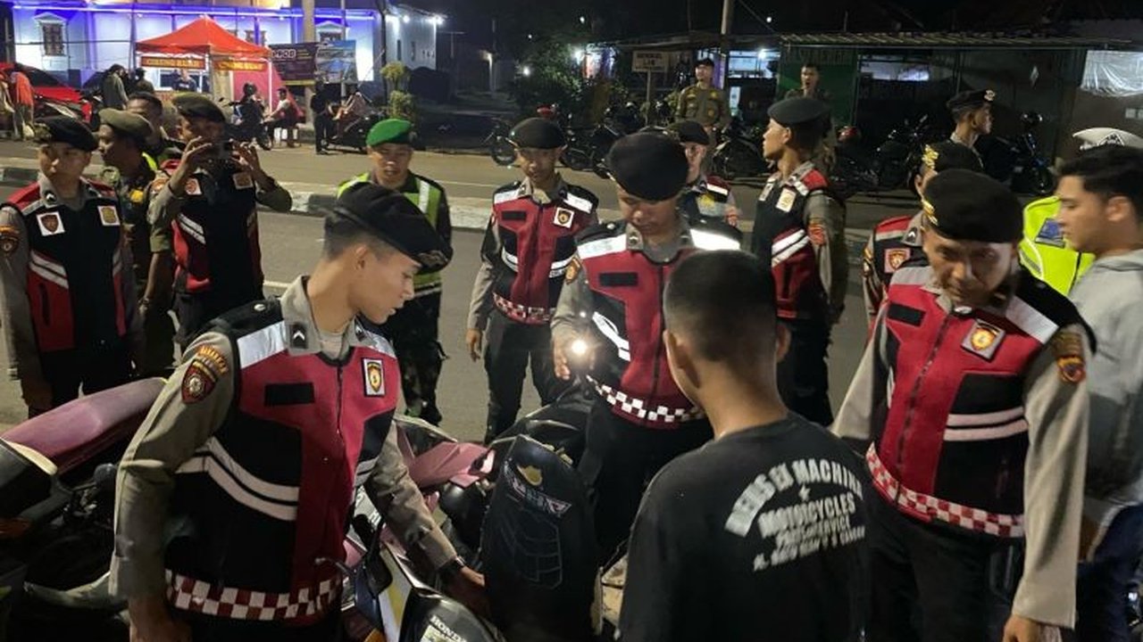 Polresta Cirebon meningkatkan patroli skala besar melibatkan personel gabungan untuk menjaga keamanan dan ketertiban selama Ramadhan, berhasil mencegah tawuran dan mengamankan sejumlah senjata tajam.