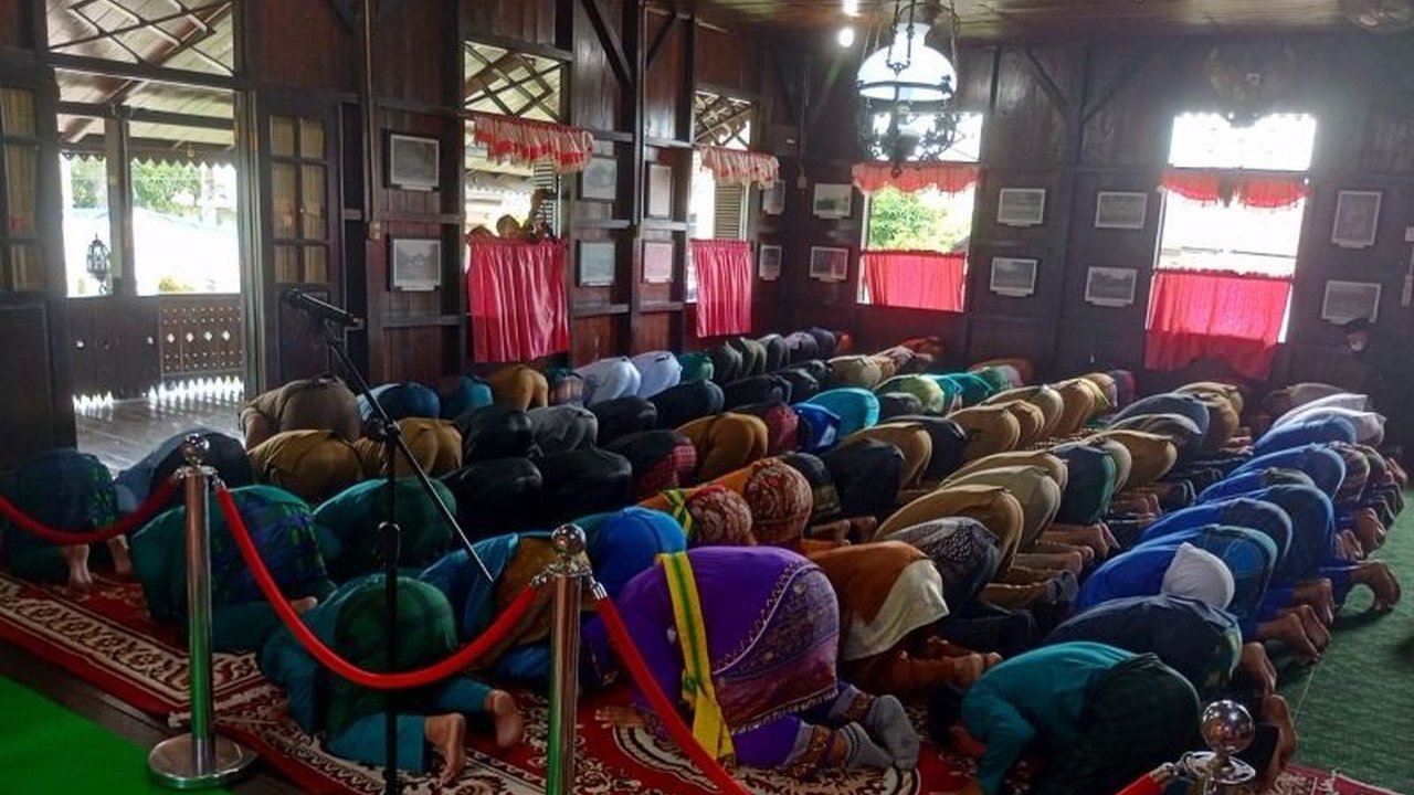 Bupati dan Wakil Bupati Belitung terpilih, Djoni Alamsyah dan Syamsir, melakukan sujud syukur di rumah adat Melayu Belitung sebagai simbol awal kepemimpinan yang penuh keberkahan dan keharmonisan.