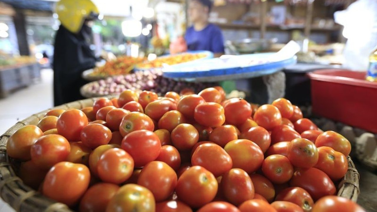 Badan Pusat Statistik (BPS) Gorontalo mencatat tomat sebagai penyumbang utama inflasi pada Februari 2025, mencapai 0,37 persen dari total inflasi 0,10 persen, diikuti kangkung, emas perhiasan, dan jenis ikan tertentu.