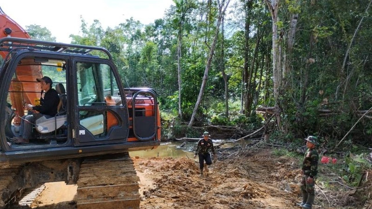 Satgas TMMD ke-123 Kodim 1209 Bengkayang, Kalimantan Barat, tetap melanjutkan pembangunan jalan di Desa Sekida, Kecamatan Jagoi Babang, meskipun sedang menjalankan ibadah puasa.
