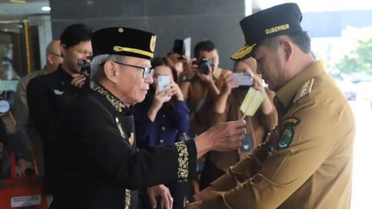 Gubernur Kalimantan Timur, Rudy Mas'ud, memulai hari kerja pertamanya dengan prosesi adat Tepung Tawar, sebuah tradisi yang melambangkan doa dan keberkahan untuk kepemimpinannya selama lima tahun ke depan.