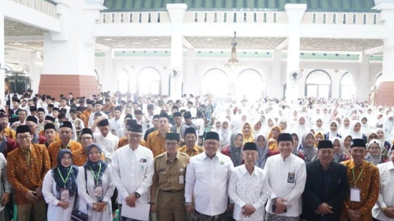Sebanyak 10.000 pelajar dari seluruh Indonesia mengikuti Pesantren Ramadhan Pelajar Nasional (PRPN) 2025 di Masjid Agung Jawa Tengah, memperdalam ilmu agama dan nilai-nilai moderasi.