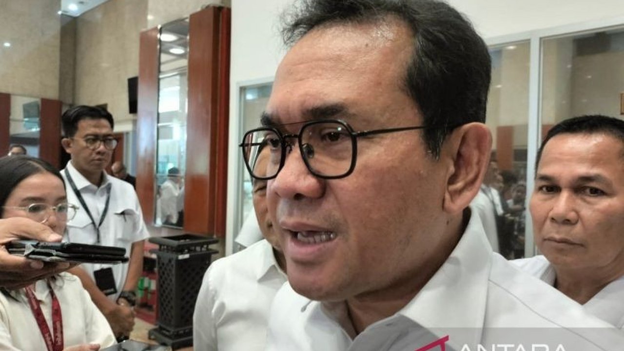 Menteri Perdagangan Budi Santoso akan memimpin rapat koordinasi dengan produsen dan distributor ayam untuk mengantisipasi kenaikan harga menjelang Ramadhan 2025.
