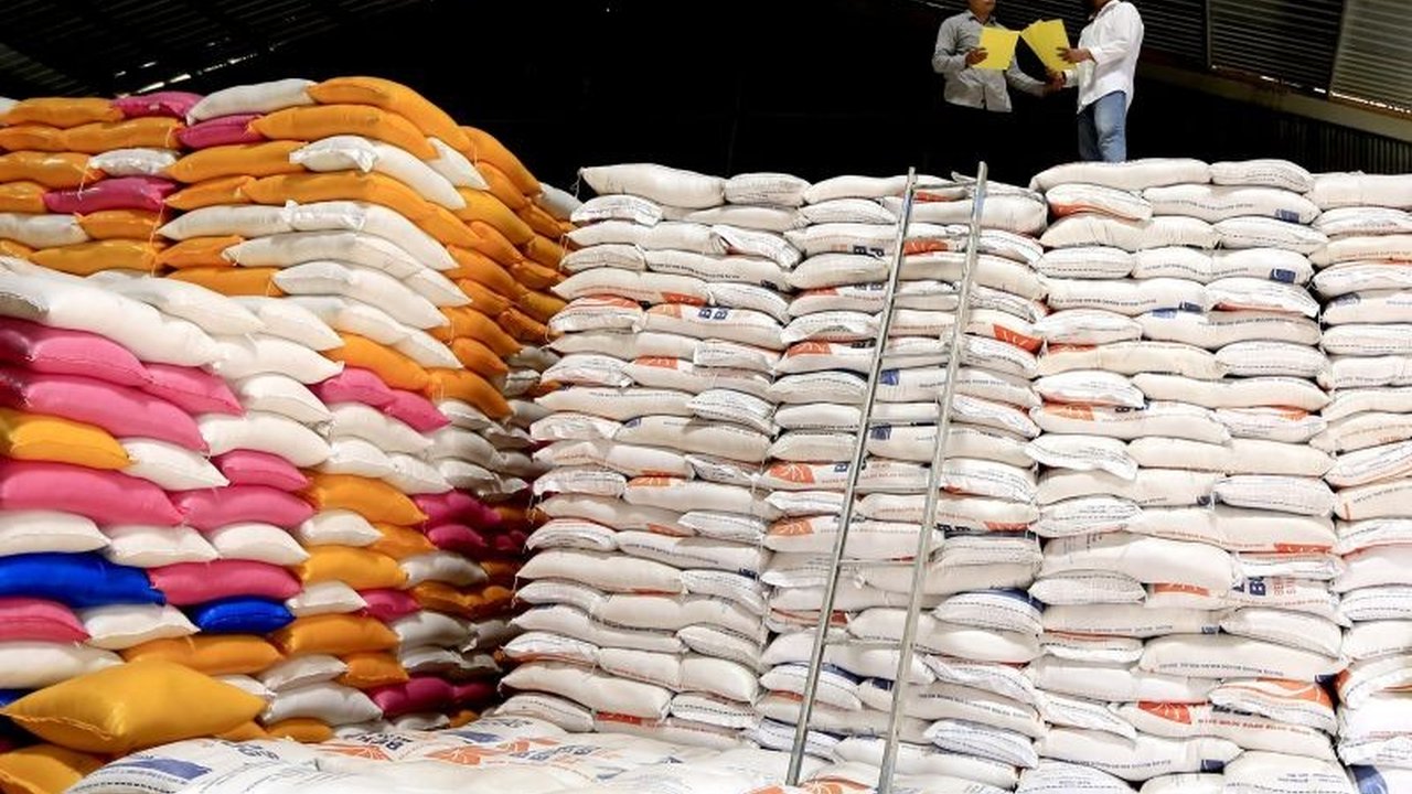 Badan Pusat Statistik (BPS) memproyeksikan produksi padi Indonesia mencapai 13,95 juta ton pada Januari-April 2025, tertinggi dalam tujuh tahun terakhir, didorong curah hujan yang mendukung.