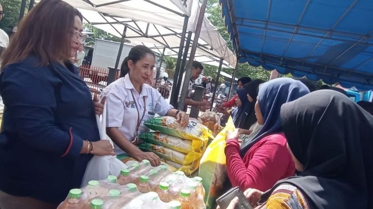 PT Pos Indonesia menggelar pasar murah di Ambon selama Ramadhan 2025, menyediakan bahan pokok seperti beras, minyak goreng, dan gula pasir dengan harga terjangkau bagi masyarakat.