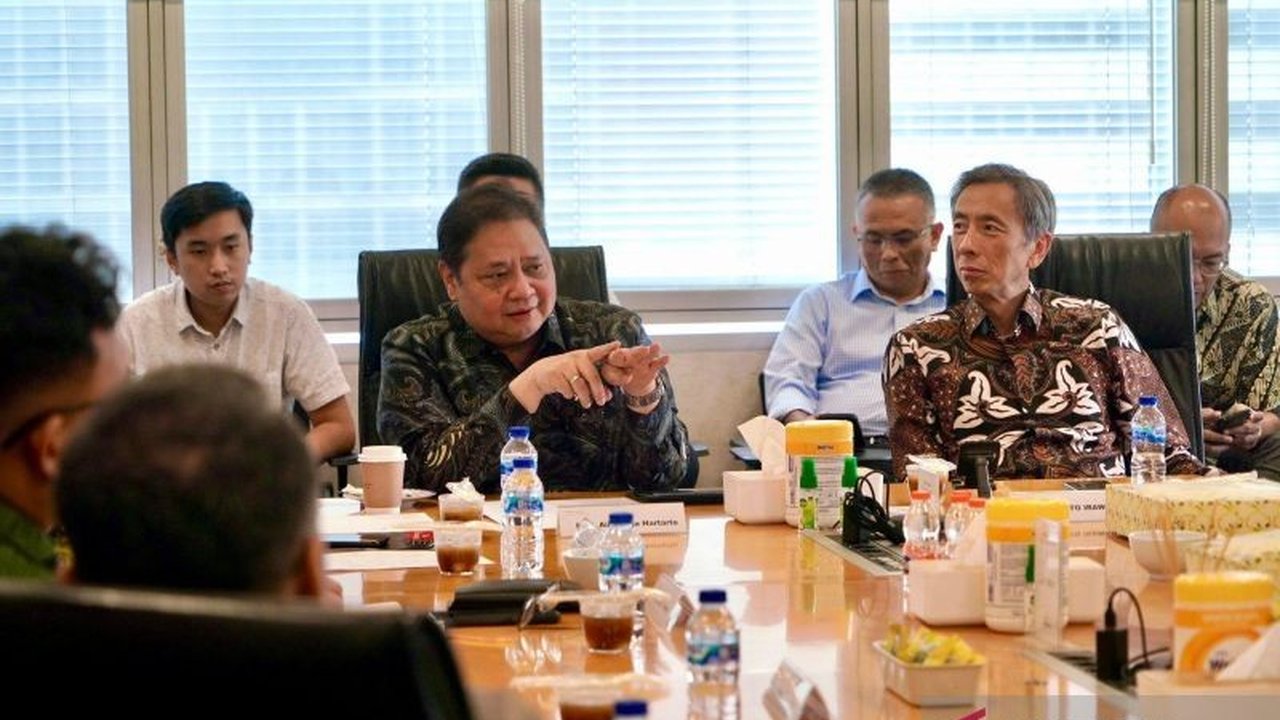 Pemerintah Indonesia gencarkan berbagai stimulus ekonomi, termasuk bansos, THR, dan diskon, untuk mencapai target pertumbuhan ekonomi 5,2 persen di tahun 2025 serta mendorong konsumsi masyarakat selama Ramadhan dan Lebaran.