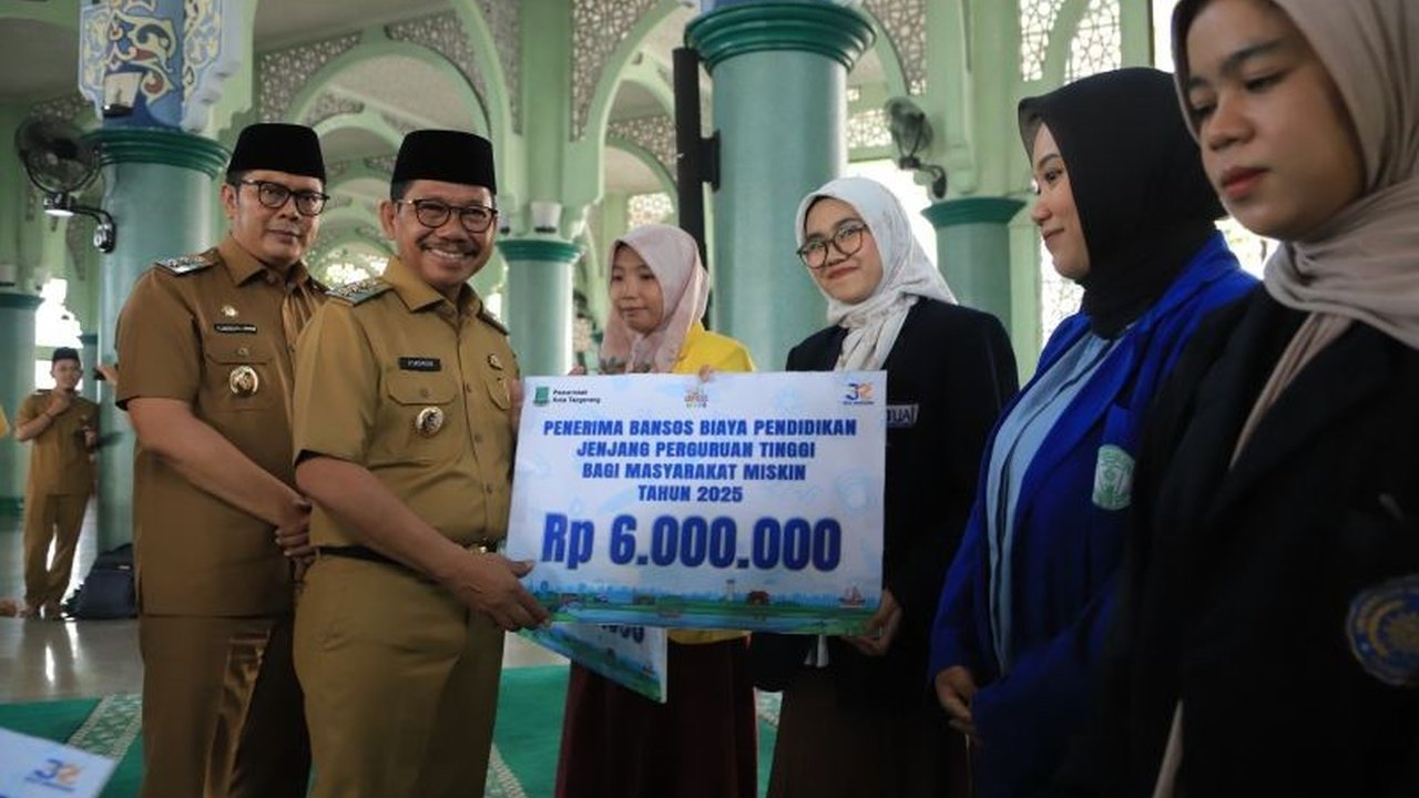 Pemerintah Kota Tangerang menyalurkan bantuan sosial (bansos) pendidikan senilai Rp9,5 miliar kepada 1.518 mahasiswa kurang mampu melalui Program Gampang Sekolah.