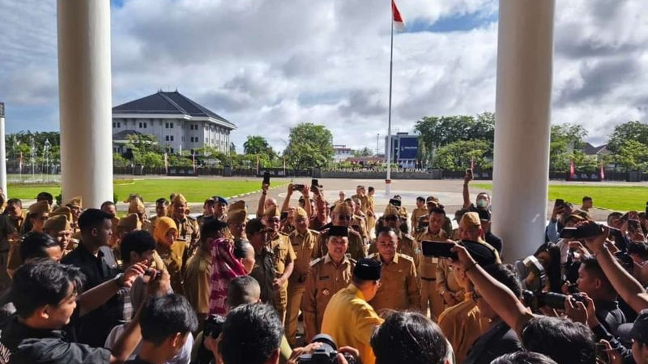 Gubernur Kalimantan Barat, Ria Norsan, berkomitmen mewujudkan sekolah gratis untuk SMA negeri dan swasta dalam lima tahun ke depan, dengan prioritas pada sekolah yang kurang mampu.
