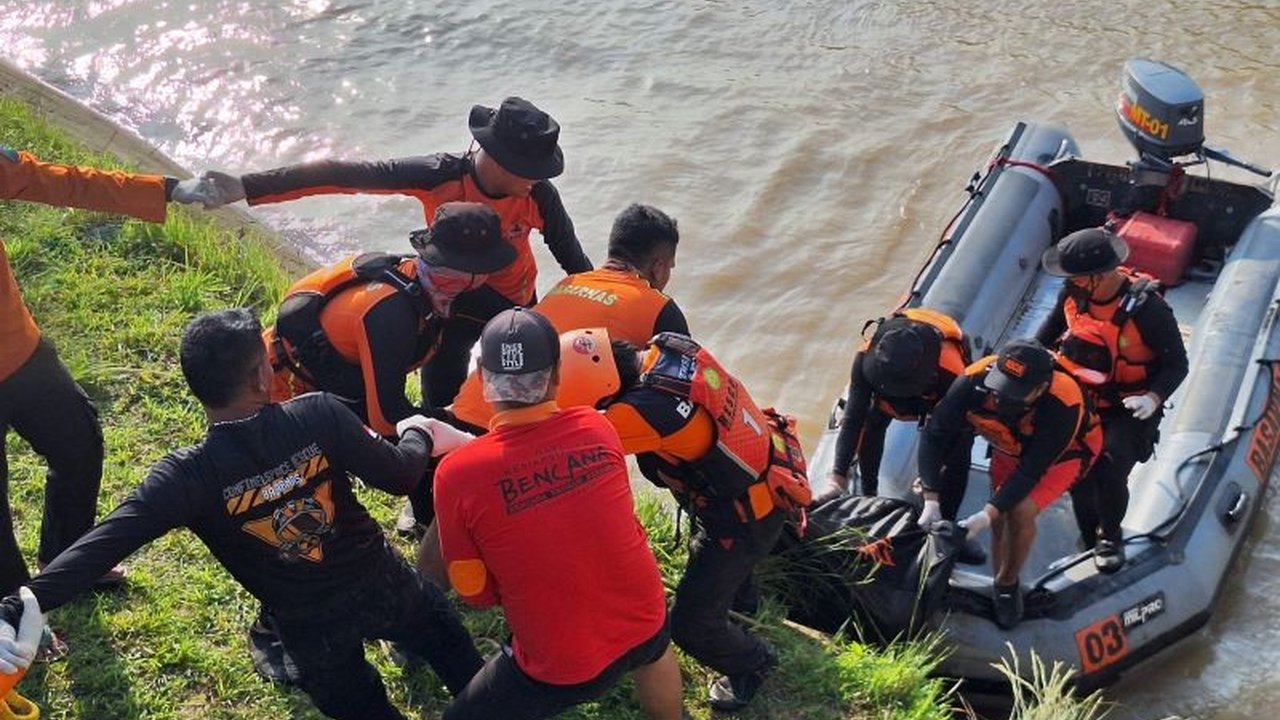 Tim SAR gabungan berhasil menemukan jasad Ubaidilah (17), pemuda yang tenggelam di Sungai Way Katibung, Lampung Selatan, setelah terseret arus saat menyeberangi sungai.