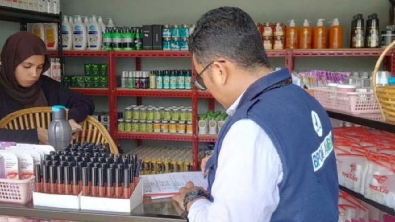BPOM Ambon melakukan intensifikasi pengawasan kosmetik dan menemukan dua sarana distribusi tidak memenuhi ketentuan, dengan temuan 219 kemasan kosmetik ilegal senilai Rp6,9 juta.