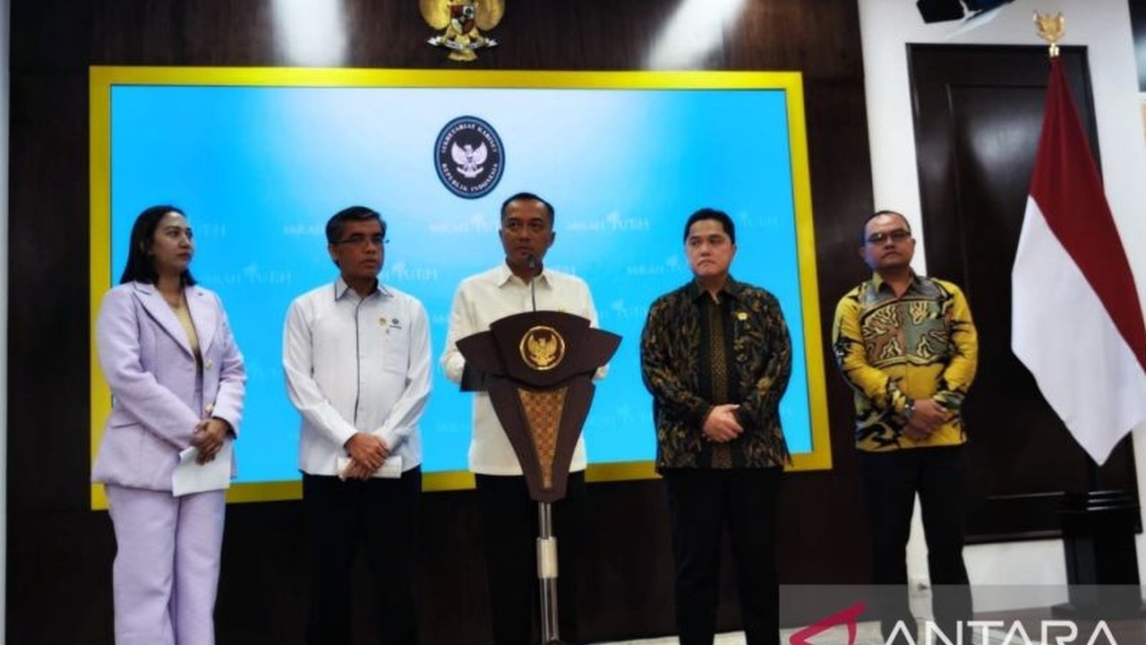 Presiden Prabowo Subianto memimpin rapat membahas solusi atas PHK massal di PT Sritex, memastikan hak-hak pekerja terpenuhi, termasuk pesangon, JHT, dan JKP.