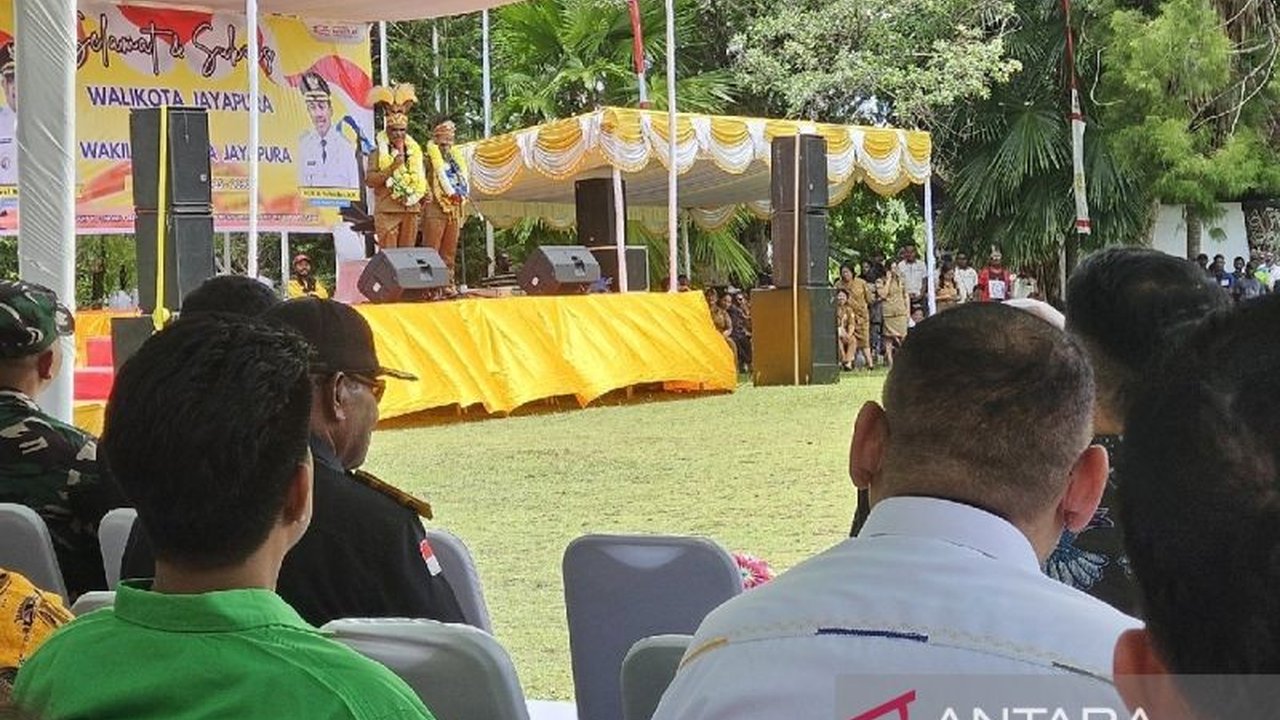 Wali Kota Jayapura, Abisai Rollo, berkomitmen membangun infrastruktur dan fasilitas di perkampungan Kota Jayapura selama 100 hari kerja pertama, serta fokus pada pengembangan potensi wisata kampung dan peningkatan kesejahteraan masyarakat.