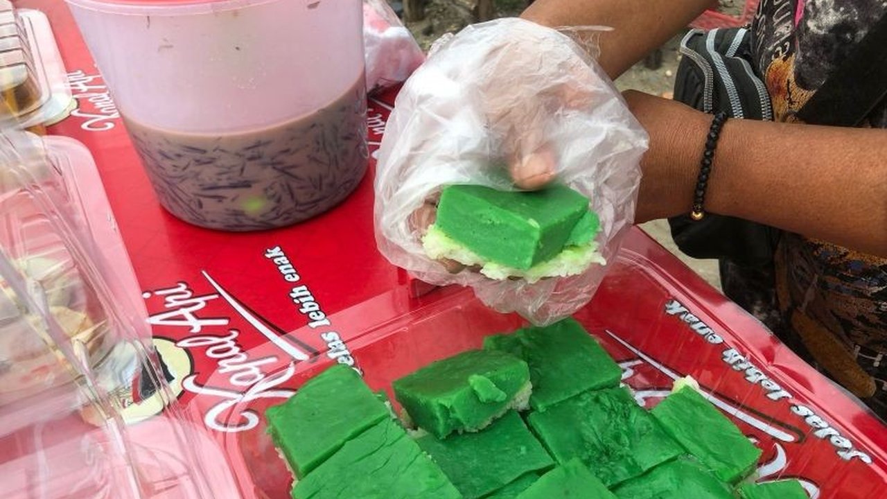 Ketan pulut srikaya dan es pisang ijo menjadi menu berbuka puasa favorit warga Ambon di bulan Ramadhan 1446 H/2025, menawarkan cita rasa manis dan segar yang pas setelah seharian berpuasa.