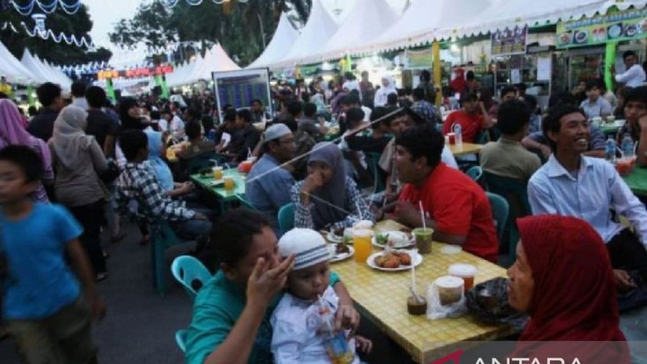 Pelibatan 100 pelaku UMKM dalam bazar Ramadhan di Medan dinilai mampu mendorong pertumbuhan ekonomi masyarakat Sumatera Utara, meskipun perencanaan yang matang tetap diperlukan untuk mencegah kerugian pedagang.
