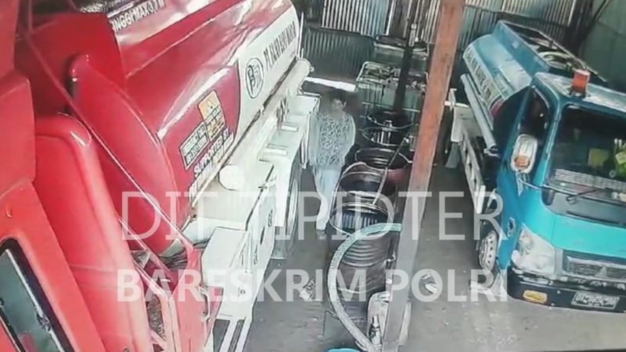 Polri membongkar penyelewengan BBM subsidi di Kolaka, Sulawesi Tenggara; 4 orang diamankan dan 10.957 liter BBM disita.