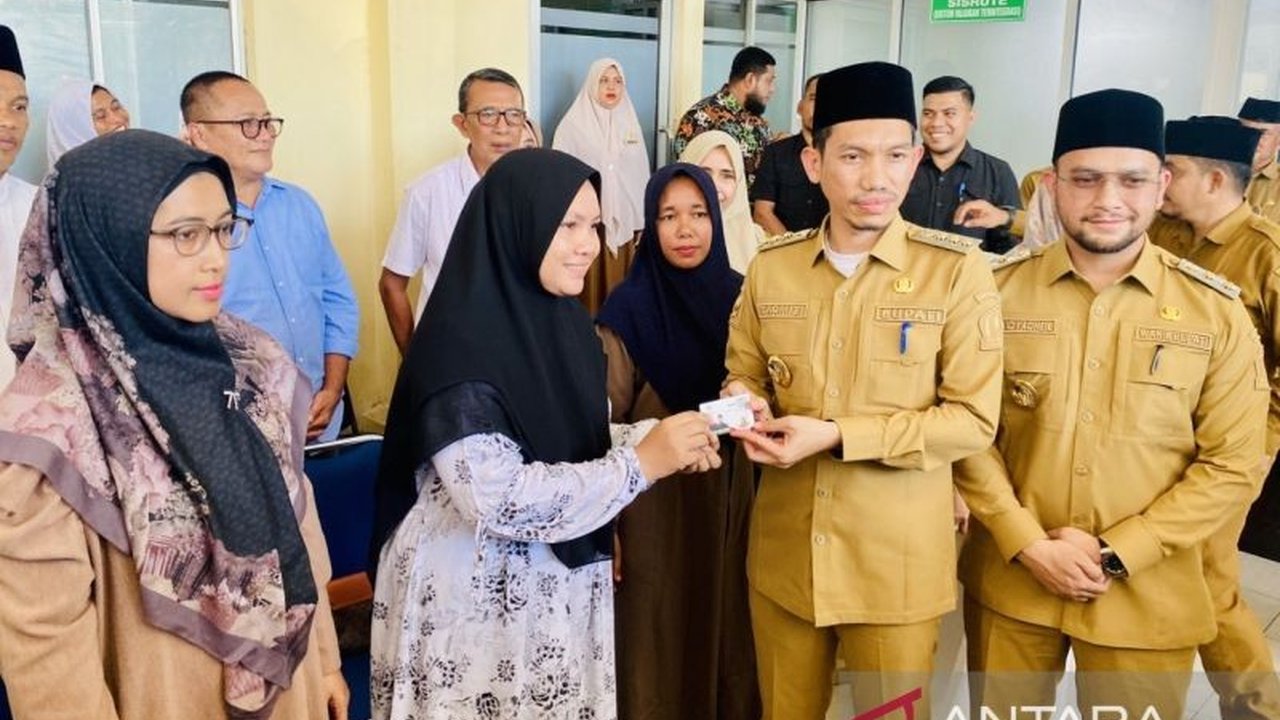 Pemkab Aceh Barat luncurkan Kartu Aceh Barat Sehat, memberikan bantuan Rp1 juta per keluarga untuk pasien dirujuk ke Banda Aceh guna meringankan beban biaya perawatan.