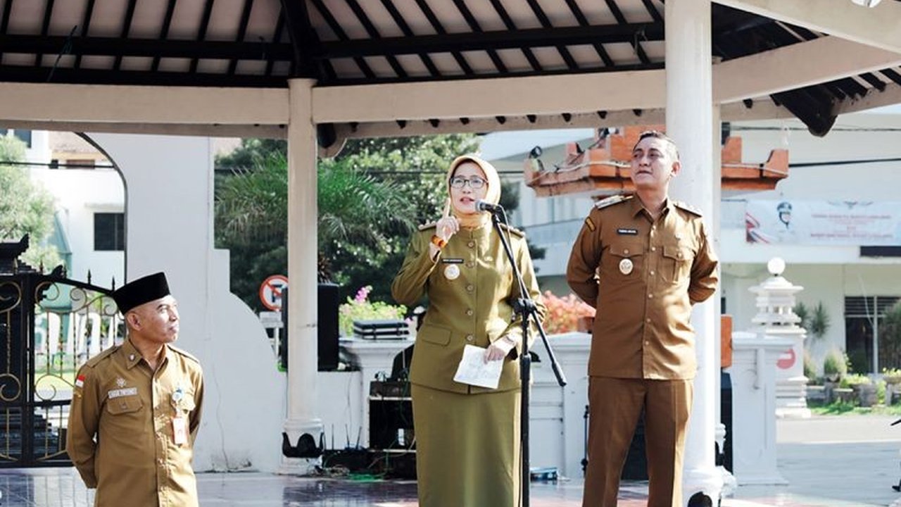 Bupati Lumajang, Indah Amperawati, dan Wakil Bupati Yudha Adji Kusuma berkomitmen menjalankan pemerintahan bersih tanpa praktik korupsi dan mengembalikan dana politik, serta menekankan integritas dan transparansi bagi ASN.