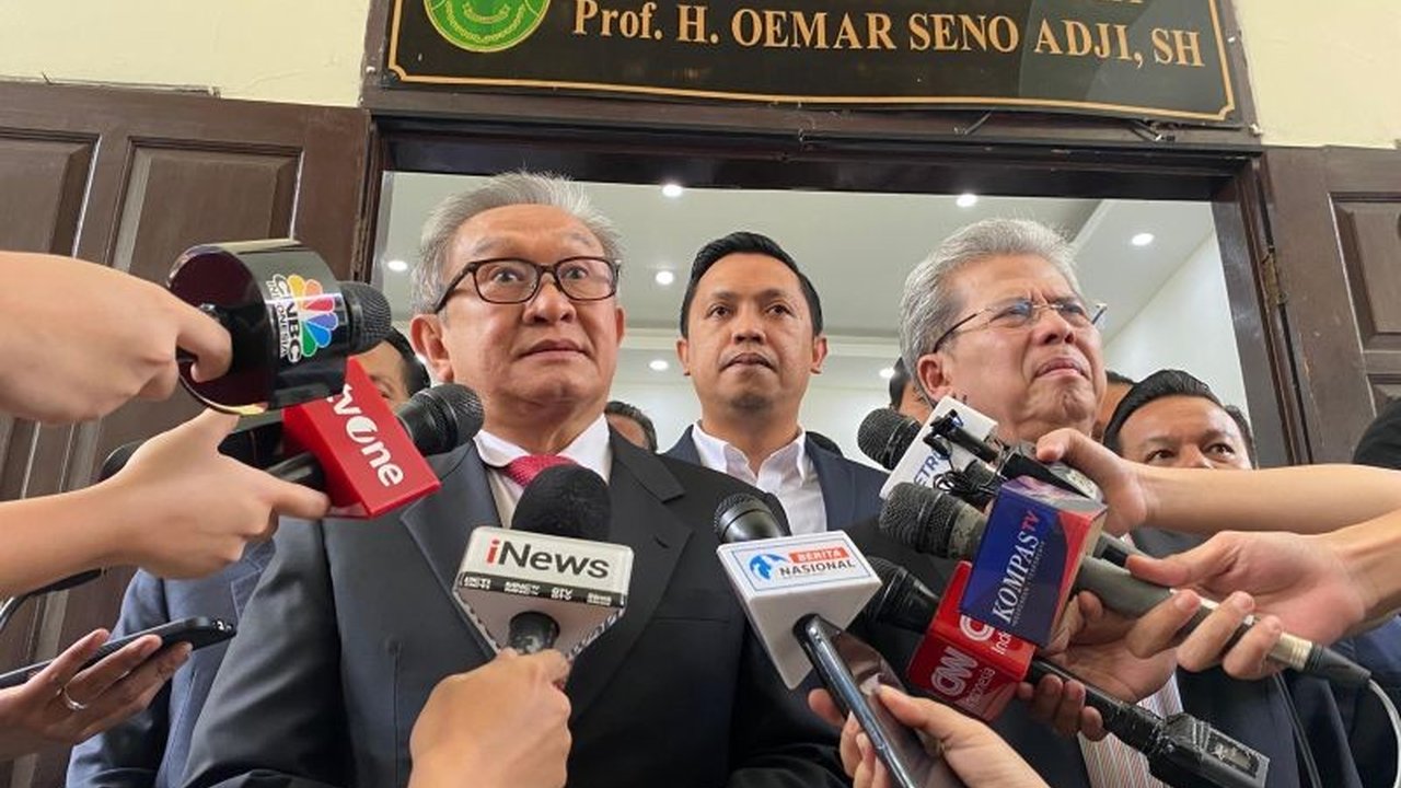 Sidang praperadilan Hasto Kristiyanto kembali ditunda karena KPK tidak hadir, kuasa hukumnya menduga ada upaya menghalang-halangi proses hukum.