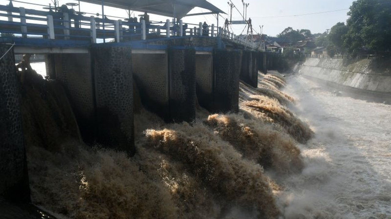 BPBD DKI Jakarta mengimbau warga bantaran Ciliwung waspada bahaya banjir setelah Pos Pantau Depok berstatus Siaga 1, menyusul hujan deras di Puncak, Bogor.
