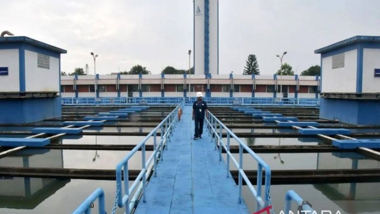 Tarif air PAM Jaya naik, diklaim lebih murah dari air kemasan, namun menuai polemik karena kenaikan signifikan bagi penghuni apartemen.