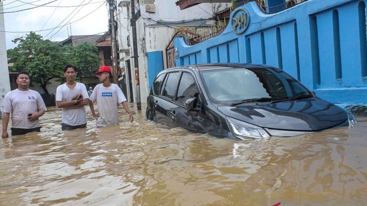 Banjir akibat luapan Kali Ciliwung di Jakarta Selatan dan Jakarta Timur berangsur surut, namun 31 RT masih terendam.