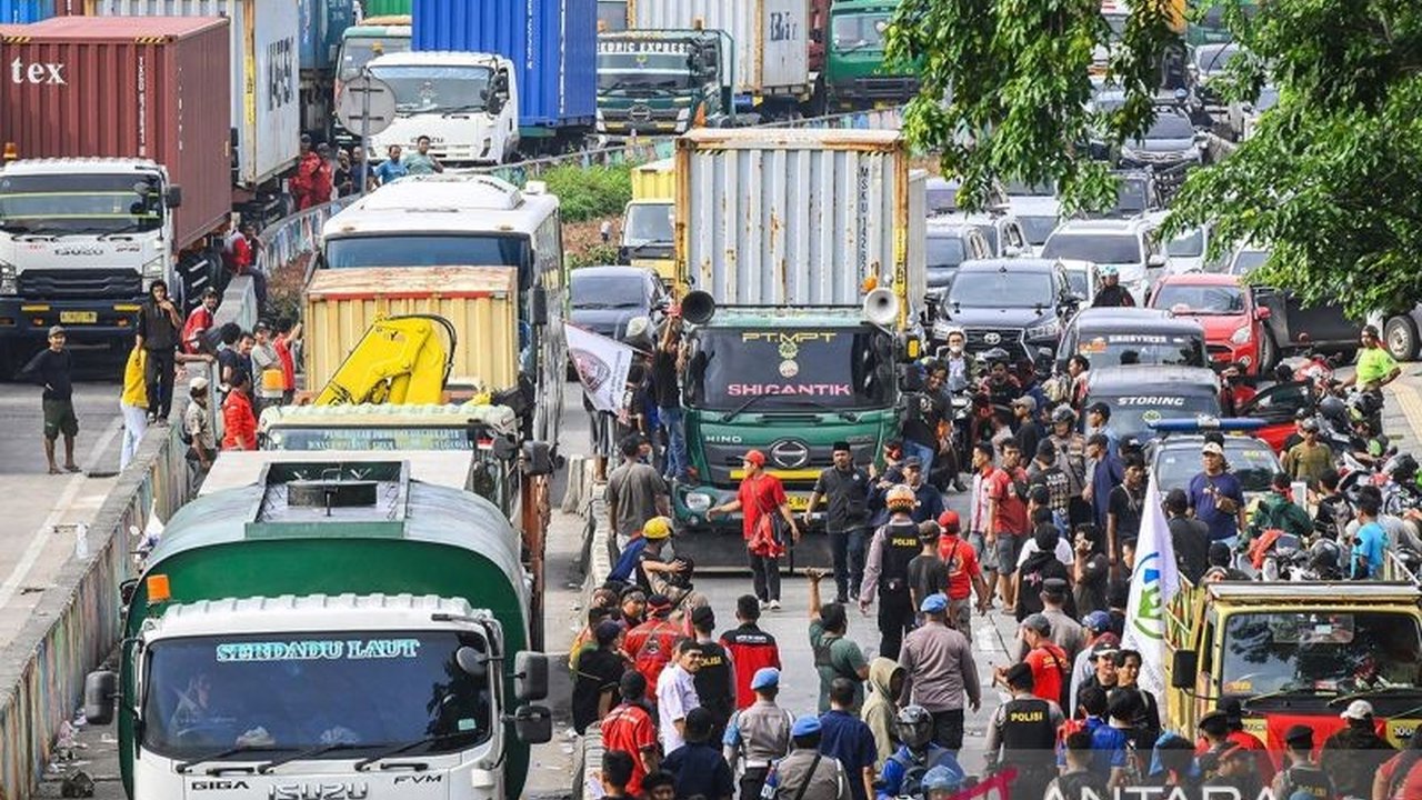 Wakil Menteri Ketenagakerjaan (Wamenaker) Immanuel Ebenezer Gerungan mendukung langkah Gubernur Jawa Barat dalam memberantas premanisme dan percaloan tenaga kerja di kawasan industri untuk menciptakan iklim investasi yang kondusif.
