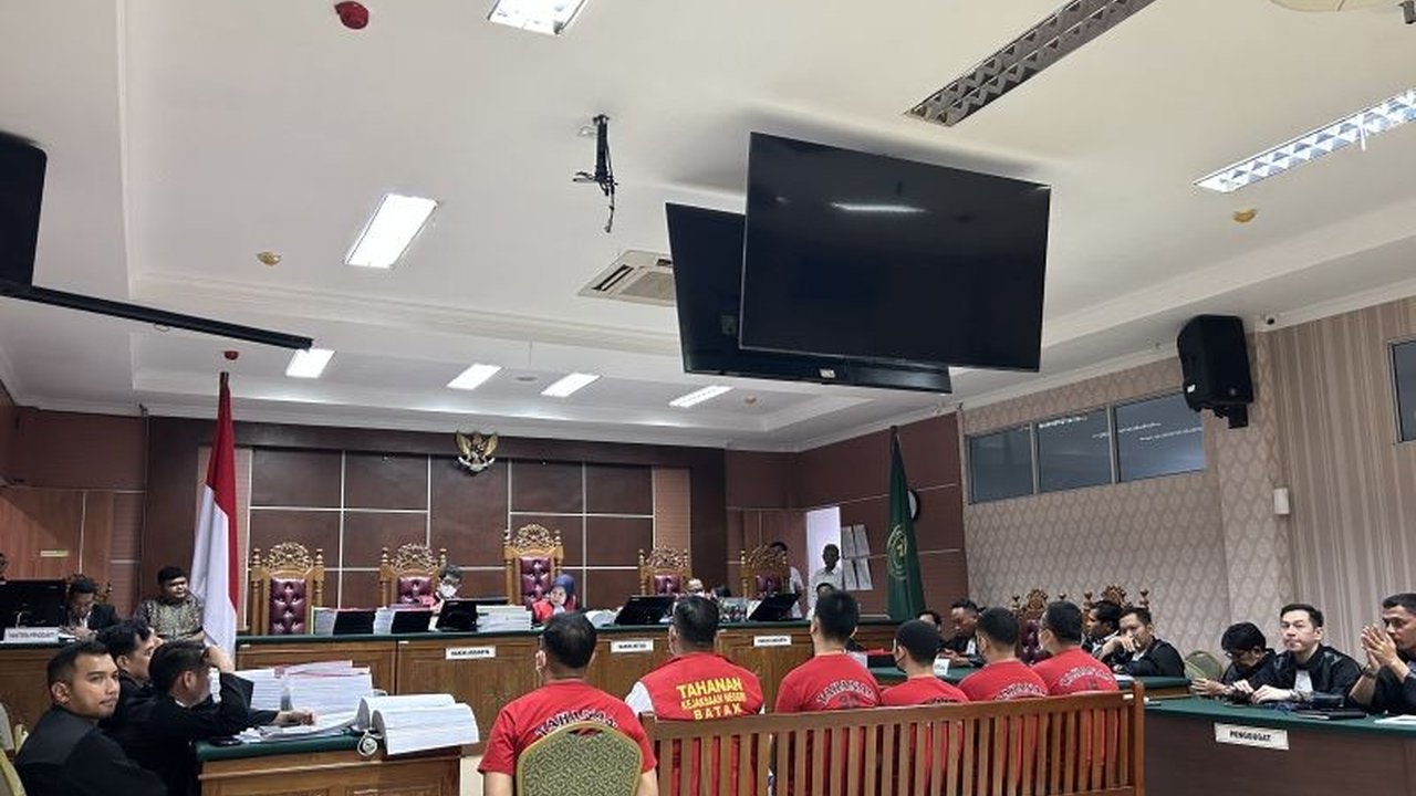 Sidang kasus narkoba di Batam mengungkap peran 10 mantan polisi yang diduga menjual 1 kg sabu dari barang bukti 36 kg yang mereka sita, dengan uangnya digunakan untuk membayar informan.