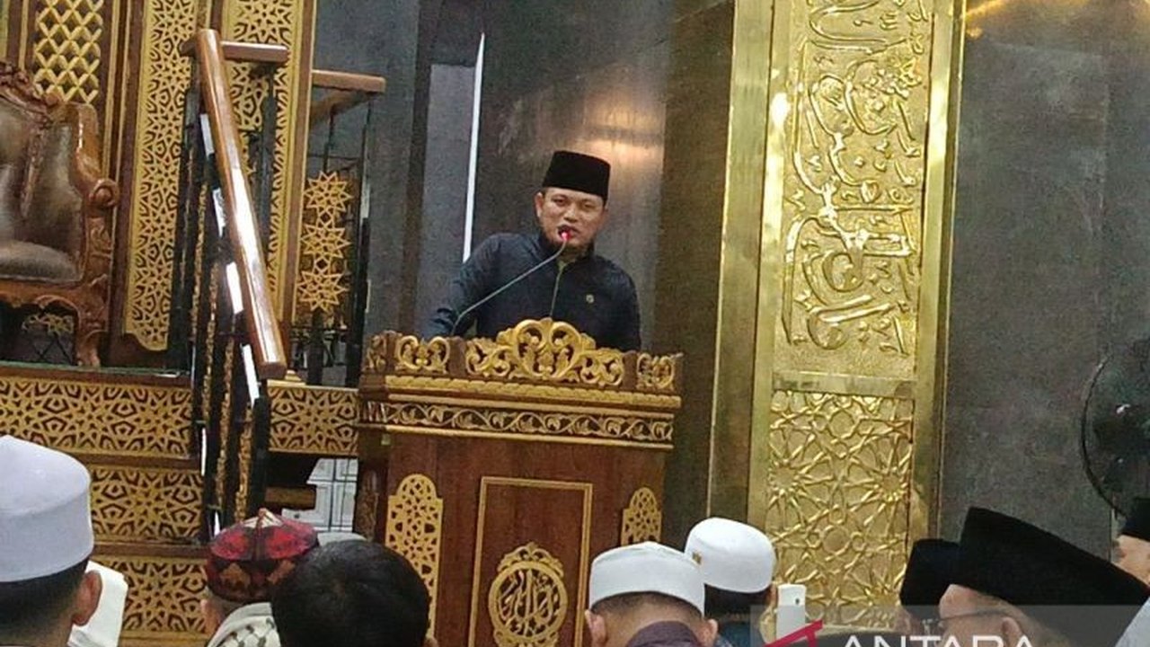 Gubernur Kaltim, Rudy Mas'ud, mengajak pemuda Kaltim untuk senantiasa bangun subuh, menjaga shalat berjamaah, dan mendukung program pembangunan infrastruktur, demi mewujudkan visi Kaltim Emas.