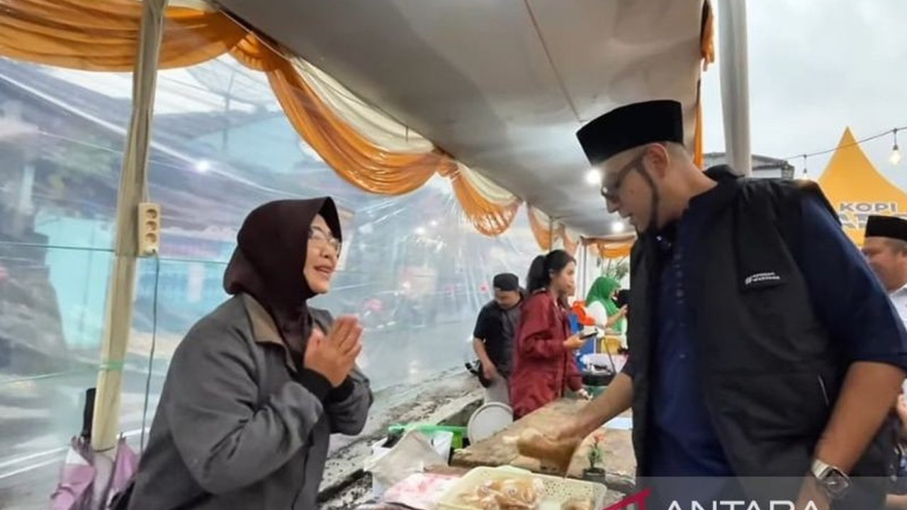 Wakil Wali Kota Sukabumi, Bobby Maulana, mengajak Karang Taruna untuk aktif memberdayakan UMKM guna meningkatkan perekonomian daerah, seperti yang terlihat pada Bazar Cipelang Ramadhan Fair.
