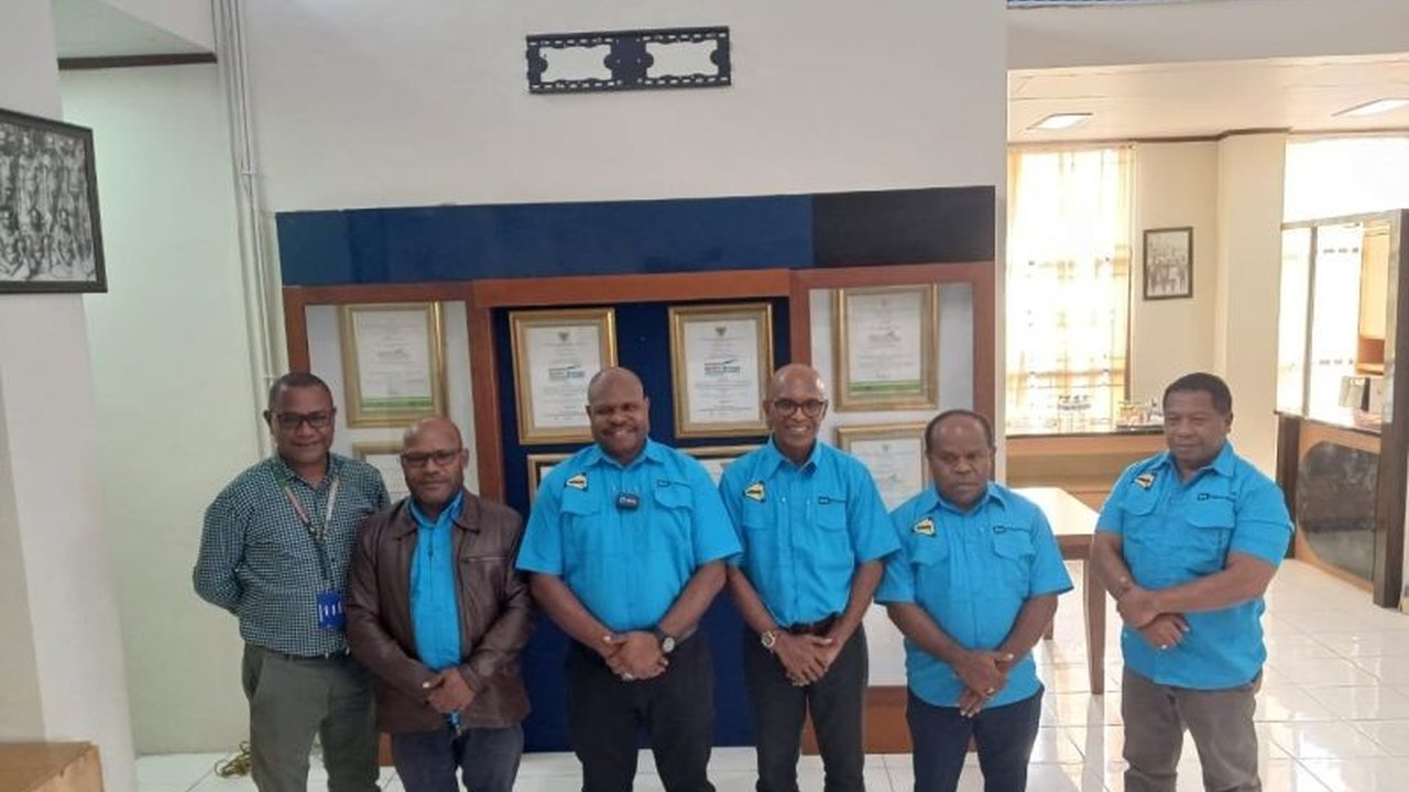 Yayasan Pemberdayaan Masyarakat Amungme dan Kamoro (YPMAK) meluncurkan program beasiswa prestasi bagi siswa-siswi Amungme dan Kamoro di Papua Tengah untuk kuliah di perguruan tinggi negeri di seluruh Indonesia.