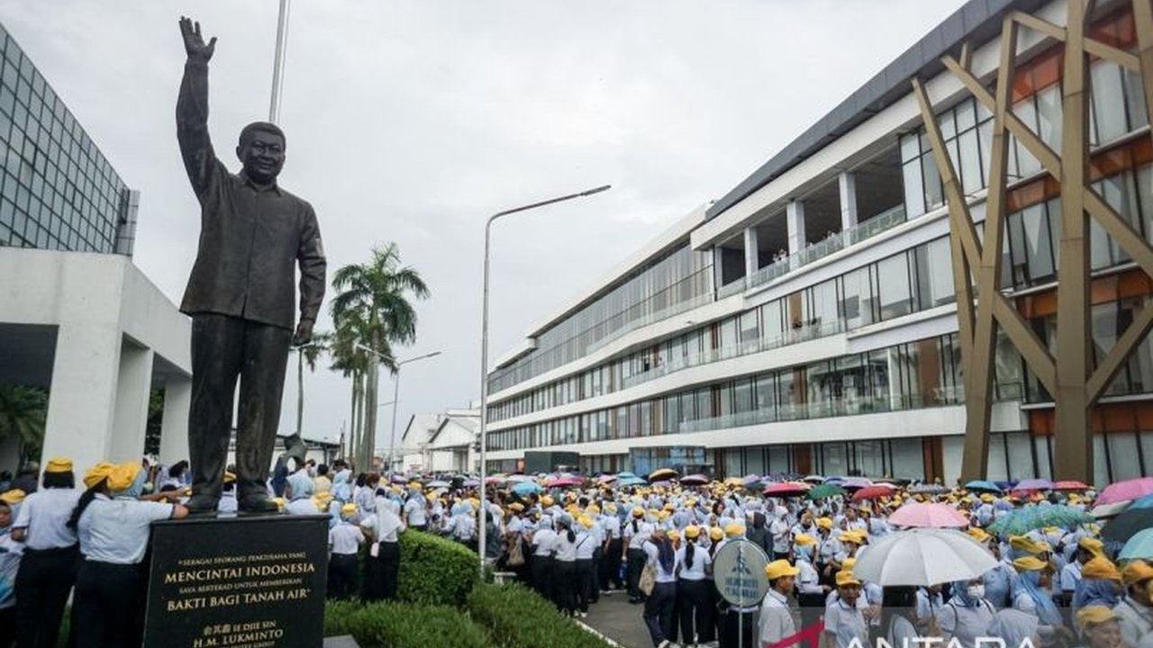Setelah PHK massal, PT Sritex mendapat angin segar dengan skema penyelamatan yang memungkinkan ribuan pekerja kembali bekerja dalam dua pekan, memanfaatkan aset perusahaan dan adaptasi tren industri.