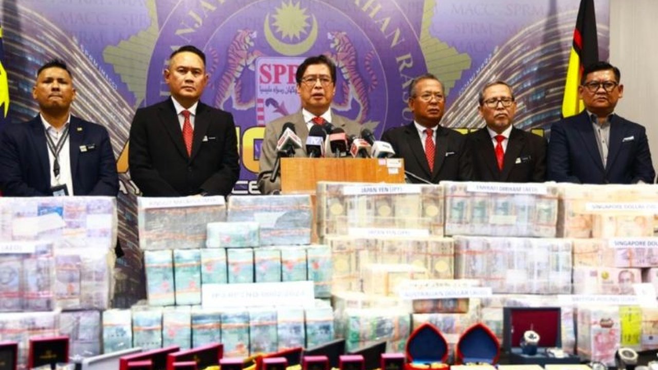Komisi Antirasuah Malaysia (SPRM) menetapkan mantan Perdana Menteri Ismail Sabri sebagai tersangka korupsi dana promosi program Keluarga Malaysia senilai Rp2,6 triliun.