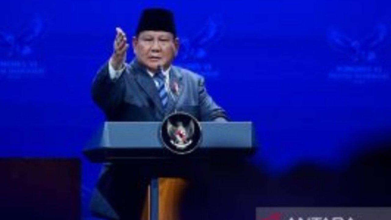 Presiden Prabowo Subianto akan memimpin rapat dan memberikan taklimat kepada para menteri, kepala badan, dan pimpinan LPNK di Istana Kepresidenan Jakarta terkait isu terkini, termasuk kesiapan pangan dan rencana pembentukan koperasi Desa Merah Putih.
