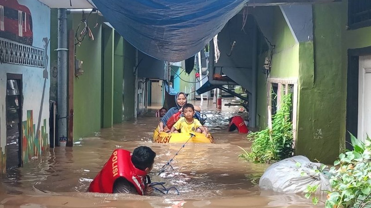 Banjir setinggi satu hingga dua meter merendam permukiman di Kebon Pala, Jakarta Timur, akibat luapan Kali Ciliwung, menyebabkan warga kesulitan beraktivitas dan sebagian mengungsi.