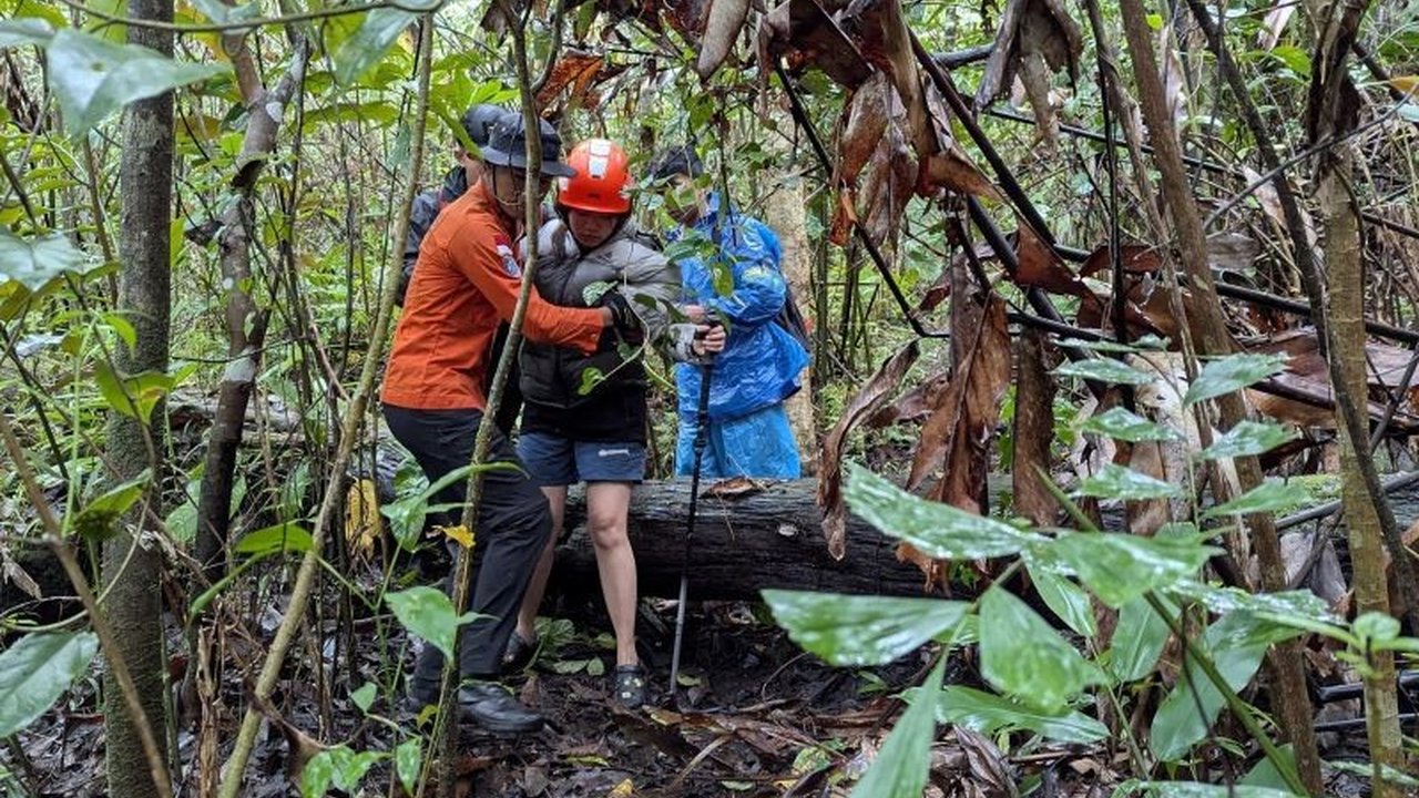 Seorang pendaki perempuan, Icha (21), dievakuasi tim SAR Manado setelah mengalami hipotermia di Gunung Klabat akibat terjebak hujan deras saat turun gunung pada Sabtu malam, 25 Januari 2025.