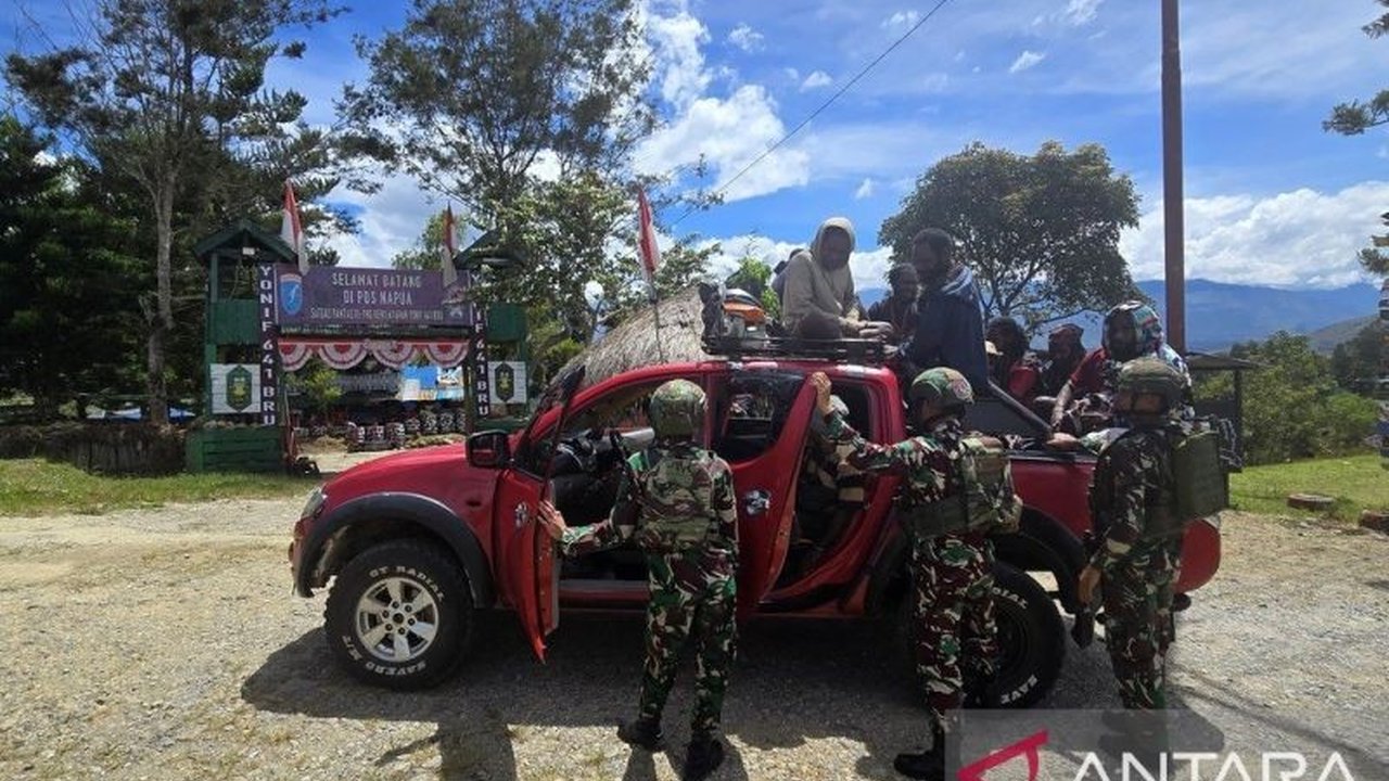 Satgas Yonif 641/Bru menggelar razia kendaraan di Distrik Napua, Jayawijaya, Papua Pegunungan untuk mencegah penyelundupan barang terlarang dan menjaga keamanan masyarakat.